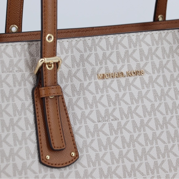 Michael Kors Voyager Signature MultiFunction Top Zip Tote Vanilla Acorn Preloved - Picture 5 of 16